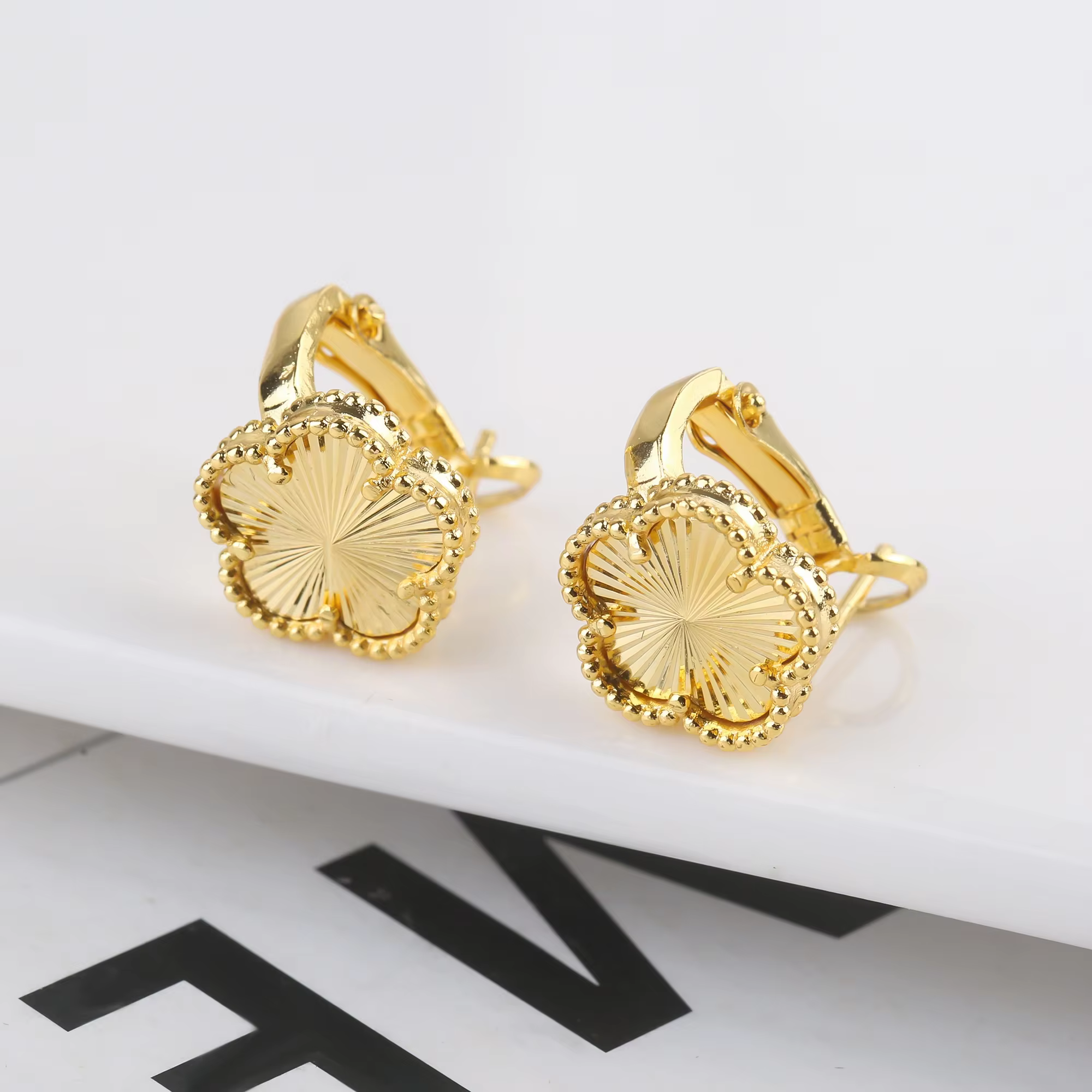 Metal Shell New Design Ear Clip Women's Five Leaf Flower Plum Blossom Jewelry Gold Plated Temperament Gift Clover